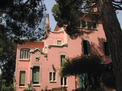 Живописные дома конструировали архитектором Gaudi в Барселоне, Испании  Редакционное Фото - изображение насчитывающей традиция, мозаика: 77352086