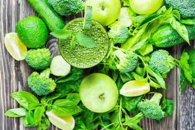 Зеленые овощи и фрукты на белом фоне Стоковое Изображение - изображение  насчитывающей группа, листья: 175183881