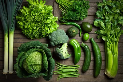 Разнообразие зеленых фруктов и овощей Взгляд сверху Стоковое Фото -  изображение насчитывающей положение, над: 108987584