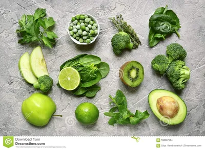 Органические зеленые овощи и фрукты на сером фоновом копировальном  пространстве, плоский слоек, сверху зеленое яблоко, салат, цуккини, огурцы,  авокадо, капуста, лайм, киви, виноград, банан, брокколи... - стоковое фото  804434 | Crushpixel
