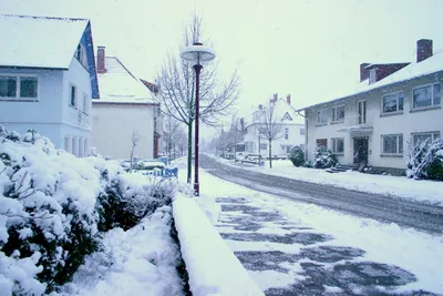 Зимние улицы города необжитые очень холодным утром. Стоковое Изображение -  изображение насчитывающей город, улица: 211499195