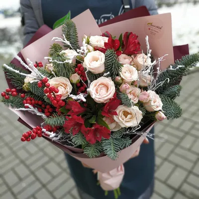 Зимний букет из нобилиса, кустовых роз и илекса купить в Минске, закажи, а  мы доставим.