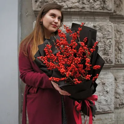 Ягодный поцелуй: зимний букет из илекса по цене 4195 ₽ - купить в RoseMarkt  с доставкой по Санкт-Петербургу