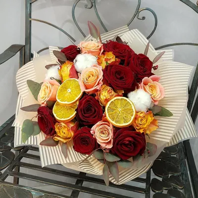 зимний букет из роз, хлопка с апельсиновыми дольками, Цветы и подарки в  Москве, купить по цене 3971 руб, Букеты из конфет в Талисман Флора с  доставкой | Flowwow