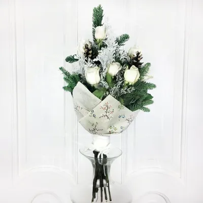 Зимний букет 7 белых роз с елкой и шишками купить с доставкой в СПб