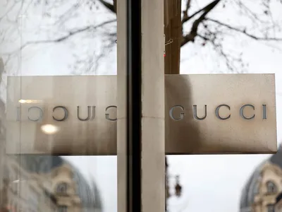 Gucci выпустили кроссовки с логотипом в стиле Nintendo и SEGA за 55,000  рублей