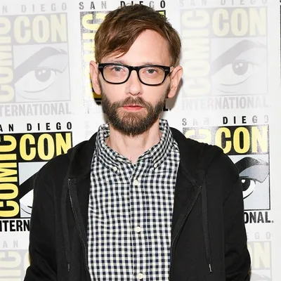 DJ Qualls выходит на сцену Comedy Show в образе гея - E! В сети