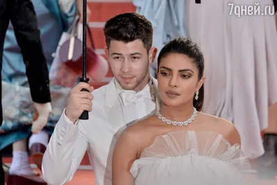 Priyanka Chopra und Nick Jonas heißen ihr erstes Kind willkommen – dank  Leihmutterschaft | Vogue Germany