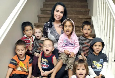 Как выглядит и живет «октомама» Надя Сулеман через 12 лет после рождения  восьмерняшек | Passion.ru