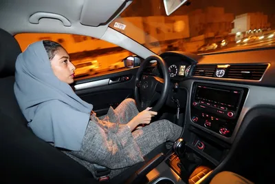 В Саудовской Аравии женщины впервые в истории сели за руль автомобиля