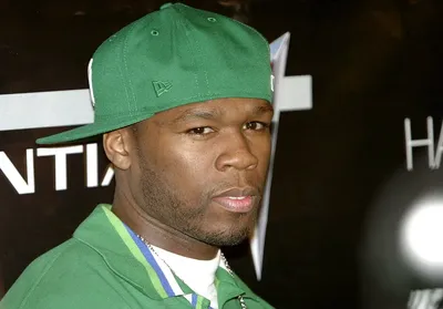 Рэпер 50 Cent бросил в фанатку микрофон и разбил ей голову: фото  пострадавшей