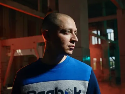 РБК - Рэпер Oxxxymiron (Мирон Федоров) попал в реестр физлиц-иноагентов.  Минюст решил, что исполнитель финансируется Украиной. Вместе с ним этот  реестр пополнили активисты Алена Попова и Ирина Сторожева. Писателя Дмитрия  Глуховского внесли