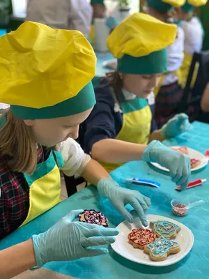 Подарок маме. Московские школьницы сделали имбирное печенье своими руками |  Мастер-классы | Кухня | Аргументы и Факты