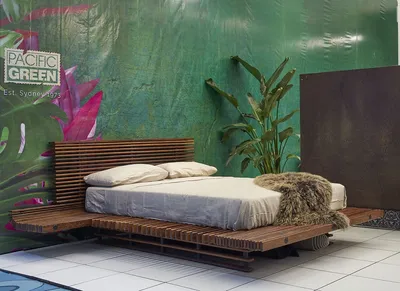 Оригинальная кровать с двумя тумбами Isle d'palm из массива. Необычная  мебель для спальни