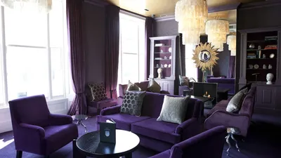 Фиолетовый диван в интерьере в гостиной — 50 фото примеров | Блог о ремонте  и дизайне интерьера