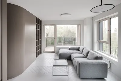 Дизайн гостиной в серых и белых тонах с коричневыми шкафами