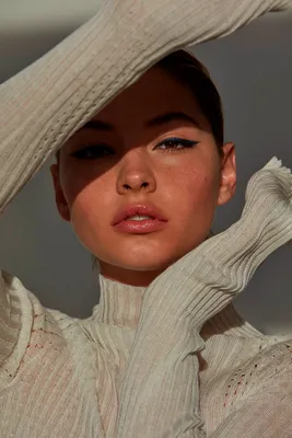 Файл:Madelyn Cline Vogue Taiwan, August 2021.png — Википедия