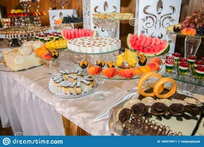 Кэнди-бар на свадьбе торты, сладости и фрукты на столе Редакционное Фото -  изображение насчитывающей прием, таблица: 180079871