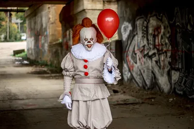 Владимирец гуляет по городу в костюме клоуна Пеннивайза из “ОНО”