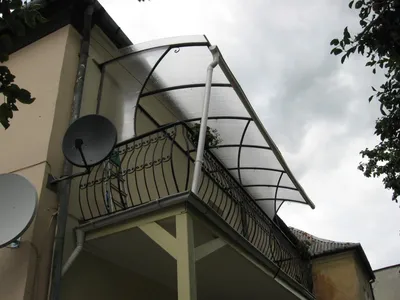 Козырек над балконом фото