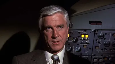 Обои пистолет, актер, мужчина, комик, Leslie Nielsen, лесли нильсен,  комедиант, галстук.оружие картинки на рабочий стол, раздел мужчины - скачать