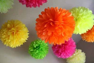 Цветы из салфеток своими руками: простой мастер-класс для начинающих и  детей по изготовлению красивой поделки в виде бумажного цветка