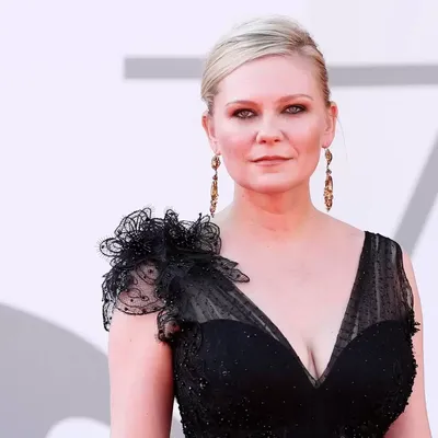 Kirsten Dunst Showed Off A New, Mysterious Diamond On Her Wedding Ring  Finger | SELF