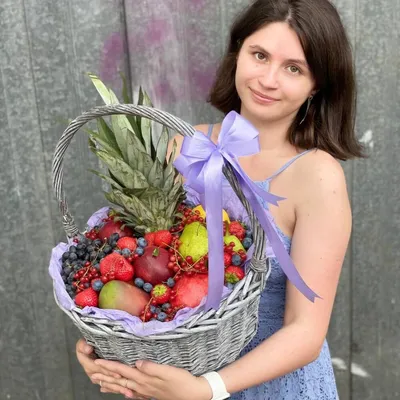 Корзинка с фруктами, Цветы и подарки в Москве, купить по цене 16000 руб,  Букеты из фруктов в Moscow flower room с доставкой | FlowWoW
