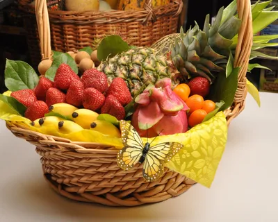 Подарочные корзины с фруктами и цветами - 73 фото