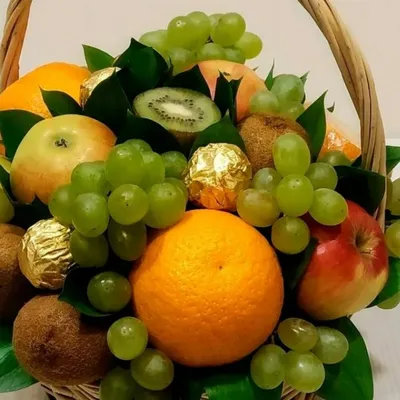 Корзинка фруктов, Цветы и подарки в Москве, купить по цене 7580 руб, Букеты  из фруктов в Цветочная студия «Ангел» с доставкой | Flowwow