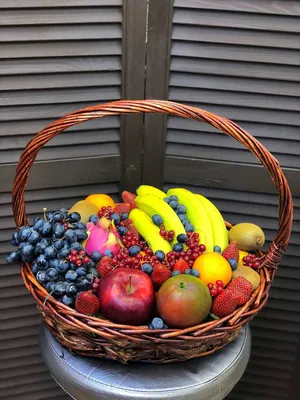 Цветы в корзинке с игристым и фруктами