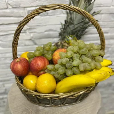 Корзинка с фруктами, Цветы и подарки в Иркутске, купить по цене 3700 руб,  Букеты из фруктов в Proteya38 с доставкой | Flowwow