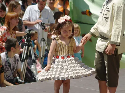 Карнавальный костюм своими руками | Маскарадный костюм из подручны… |  Vestidos reciclados para niña, Vestido con material reciclado, Disfraces  reciclados para niñas