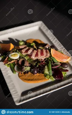 Вкусная красивая еда сокращает в ресторане Стоковое Фото - изображение  насчитывающей посуда, освежение: 59973832
