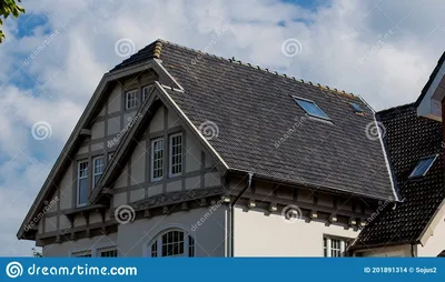 Красивая крыша дома с черными плиткой Стоковое Фото - изображение  насчитывающей окно, традиционно: 201891314