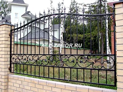 Кованый черный забор с кирпичными столбами и фундаментом купить в Рузе по  выгодной цене с установкой под ключ