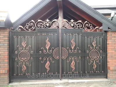 Дизайнерские распашные ворота с зашивкой листовым металлом (лазерная резка)  в Симферополе - ПКФ Автоматика
