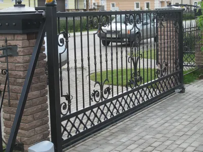 Красивые ворота металла с декоративным вковкой в темных тонах Стоковое  Изображение - изображение насчитывающей загородка, красивейшее: 176220187