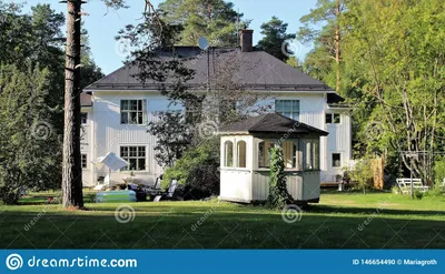 Красивые деревянные дома в Karlsvik Редакционное Изображение - изображение  насчитывающей идиллия, польза: 146654490
