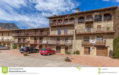 Красивые старые каменные дома в испанской старой деревне Редакционное  Стоковое Фото - изображение насчитывающей европа, улица: 114082843