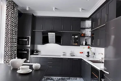 Белая кухня с темными обоями - 73 фото