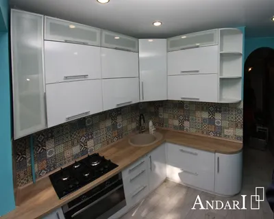 Маленькая белая угловая кухня с радиусным фасадом - цены и фото | Белая угловая  кухня на заказ