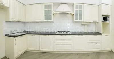 Белая классическая кухня из сборного МДФ - аналог натурального дерева.