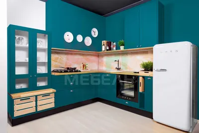 Угловая кухня в наличии с бирюзовыми фасадами в мебельном салоне в  Петрозаводске.