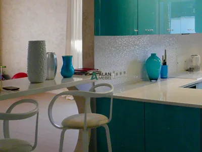 Кухня из крашеного МДФ угловая со столешницей бирюзового цвета – модель 1