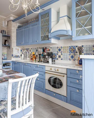 Голубая кухня в стиле прованс. Цвет: голубой. Планировка: прямая. Материал:  массив. Переходите по ссылке, чтобы… | Интерьер кухни, Голубые кухни,  Винтажный интерьер