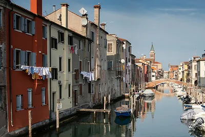 CHIOGGIA, ITALIEN - 15. SEPTEMBER 2019: Der Hauptkanal der Stadt Chioggia  genannt Klein Venedig mit seinen Booten spiegeln die angrenzenden Gebäude  und Stockfotografie - Alamy