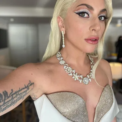 Леди Гага показала роскошный бьюти-образ и поддержала Украину на премии SAG  Awards 2022 - Красота