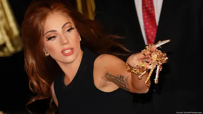 15 самых эпатажных нарядов великолепной Lady Gaga