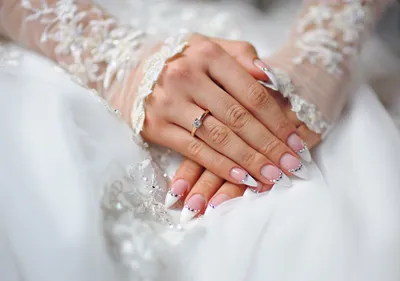 Свадебный маникюр для невесты: как выбрать и на что обратить внимание
